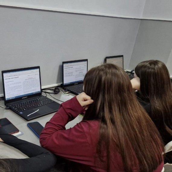 Школьники пишут диагностические работы.